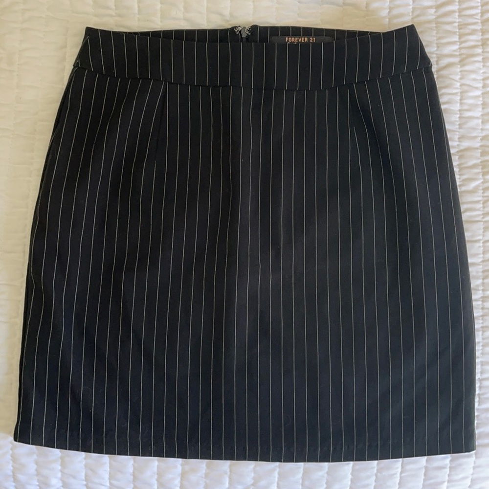 FOREVER 21 black pin striped skirt M